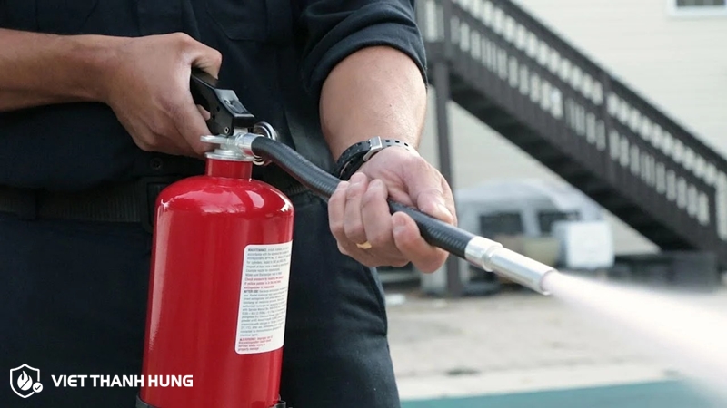 Cách sử dụng bình chữa cháy dạng bột đối với bình xách tay